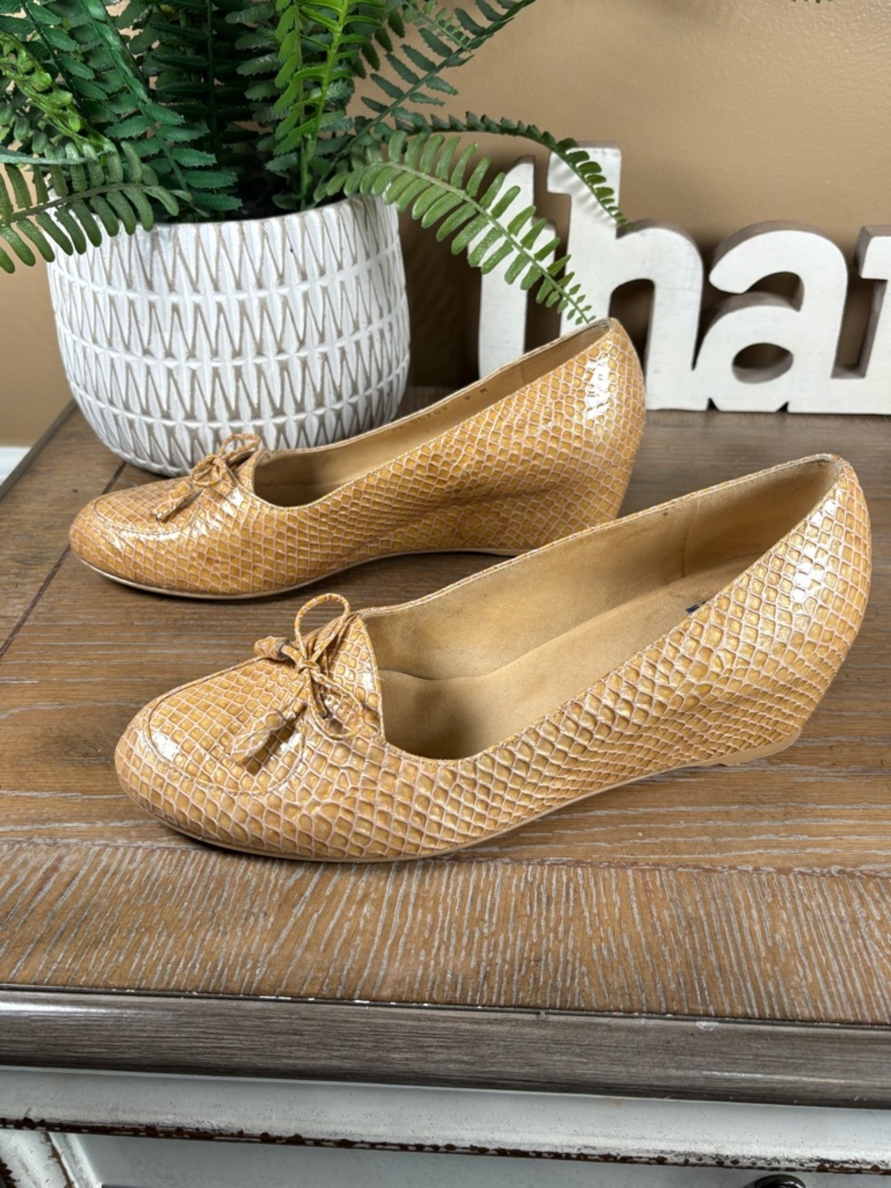 Stuart Weitzman Gold Woven Bow Wedge Snake print Pattern Pumps - Picture 3 of 9